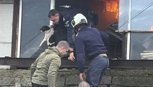 Полицаи спасиха домашни животни от горяща къща в Бургас (СНИМКИ)