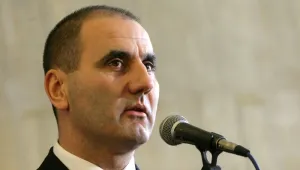 Цветан Цветанов връчва сертификати на млади доброволци
