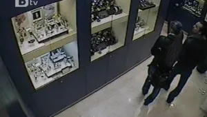 Двама влюбени откраднаха часовници за хиляди левове 