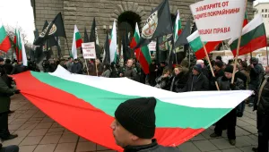Протестиращи освиркаха кортежа на сръбския премиер
