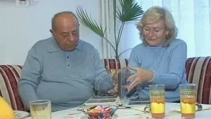 Жена дочака мъжът й да се върне от Либия 
