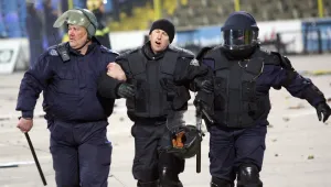 Трима полицаи са пострадали по време на дербито, единият е приет в 