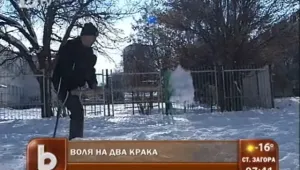 Инвалид чисти снега пред блока си