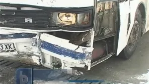 Поледица и гъста мъгла подхлъзнаха автобус в пожарна 