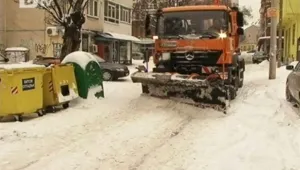 Снегорините влизат и в малките улички