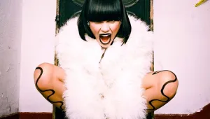 Jessie J ще пее с фен