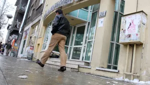 Парче мазилка от сградата на БФС падна върху оператор на bTV
