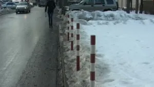 На тротоара пързалка, хората вървят по улиците