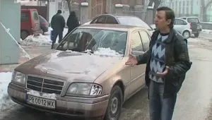 Снежен блок смачка лека кола