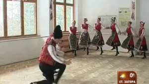 Учениците в Широка лъка с изпокъсани носии