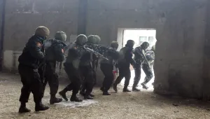 Протести срещу канадска златна мина в Киргизстан прераснаха в извънредно положение
