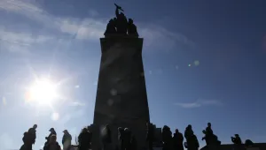 Петдесетина на протест срещу паметника на Съветската армия