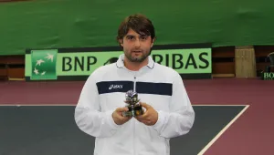 Тодор Енев с наградата от ITF