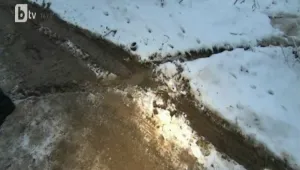 Граждани сами ремонтират път, теч вече втора година го руши