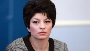 Десислава Атанасова атакува парламента като депутат