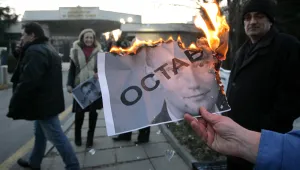 20 активисти изгориха портрет на външния министър, искат оставката му