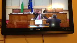 Независим депутат се снима за спомен от парламентарната трибуна