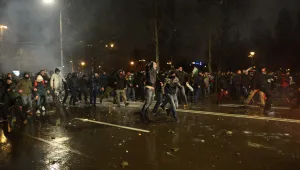 Властта поддаде бързо, защото черпеше сила от улицата