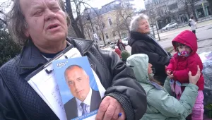20-тина души с лика на Борисов в ръце го подкрепиха пред парламента