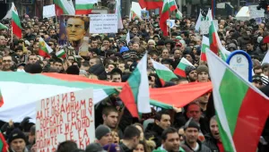 Очакваме и вашето мнение за събитията, изкарали хората на улицата