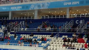 Доброволци сядат на празните седалки в Сочи