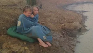 Майка спаси трите си деца от пожар, намерила подслон в язовир