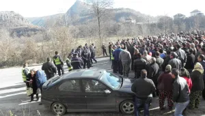 Работници без заплати от 6 месеца блокираха пътя за Банско