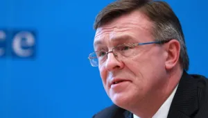Външният министър на Украйна изчезна с финансовите документи на ведомството