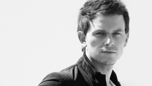 PUT YOUR HANDS UP за FEDDE LE GRAND