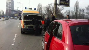 Кола обърна линейка в центъра на София