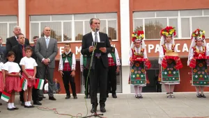 Само селата му останаха на Орешарски