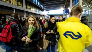 Холандските железници раздават цветя на всички пътнички (СНИМКИ)