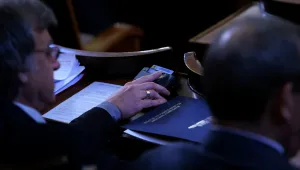 Депутатите обсъждат новия външен дълг след намека за оставка