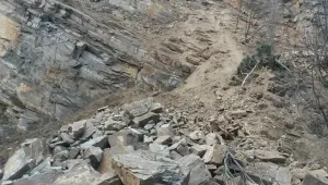 Тонове скали пак затвориха пътя Кричим-Девин (ВИДЕО)