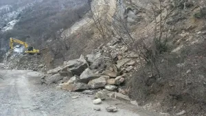 Свлачище затвори за няколко часа пътя Перник-Кюстендил