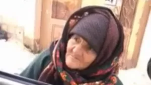 Баба се кара на бойци от 