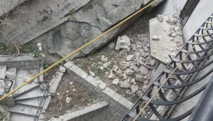 Пожарникари разчистват срутена стена в стария град в Пловдив