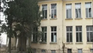 Русенско село си купува училище