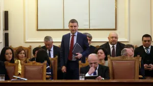 Кабинетът се събра в парламента, за да прокара новия заем