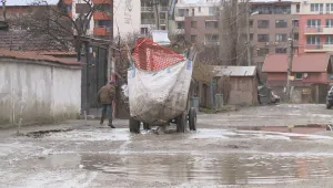 Граждани сами строят тротоар след години бездействие на властите