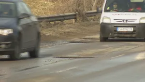 Огромни дупки се отвориха по пътищата след стопяването на снега