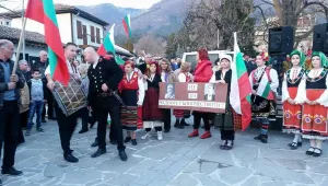 Стотици рецитираха „Даваш ли, даваш, балканджи Йово“ на протест в Сопот