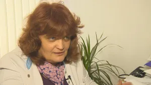 Общопрактикуващ лекар изражда на свещи и на поляна, язди кон до пациент