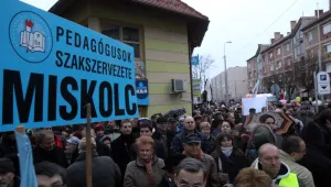 Протести свалиха унгарския държавен секретар за образованието