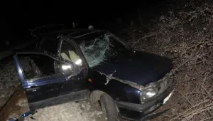 Кола падна на жп линията край Симитли и блокира движението