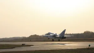 Военен самолет падна върху жилищна сграда в Индонезия