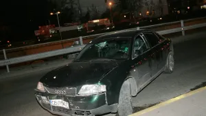 Кола се заби в спирка в София, двама пострадаха