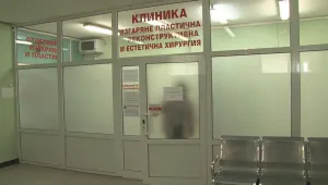 Момчето, ударено от волтова дъга, остава с опасност за живота 