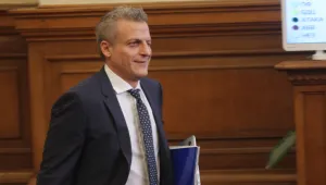 Депутатите гласуват първи вот на недоверие към правителството