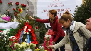 Стотици поднесоха цветя пред паметника на Левски в София